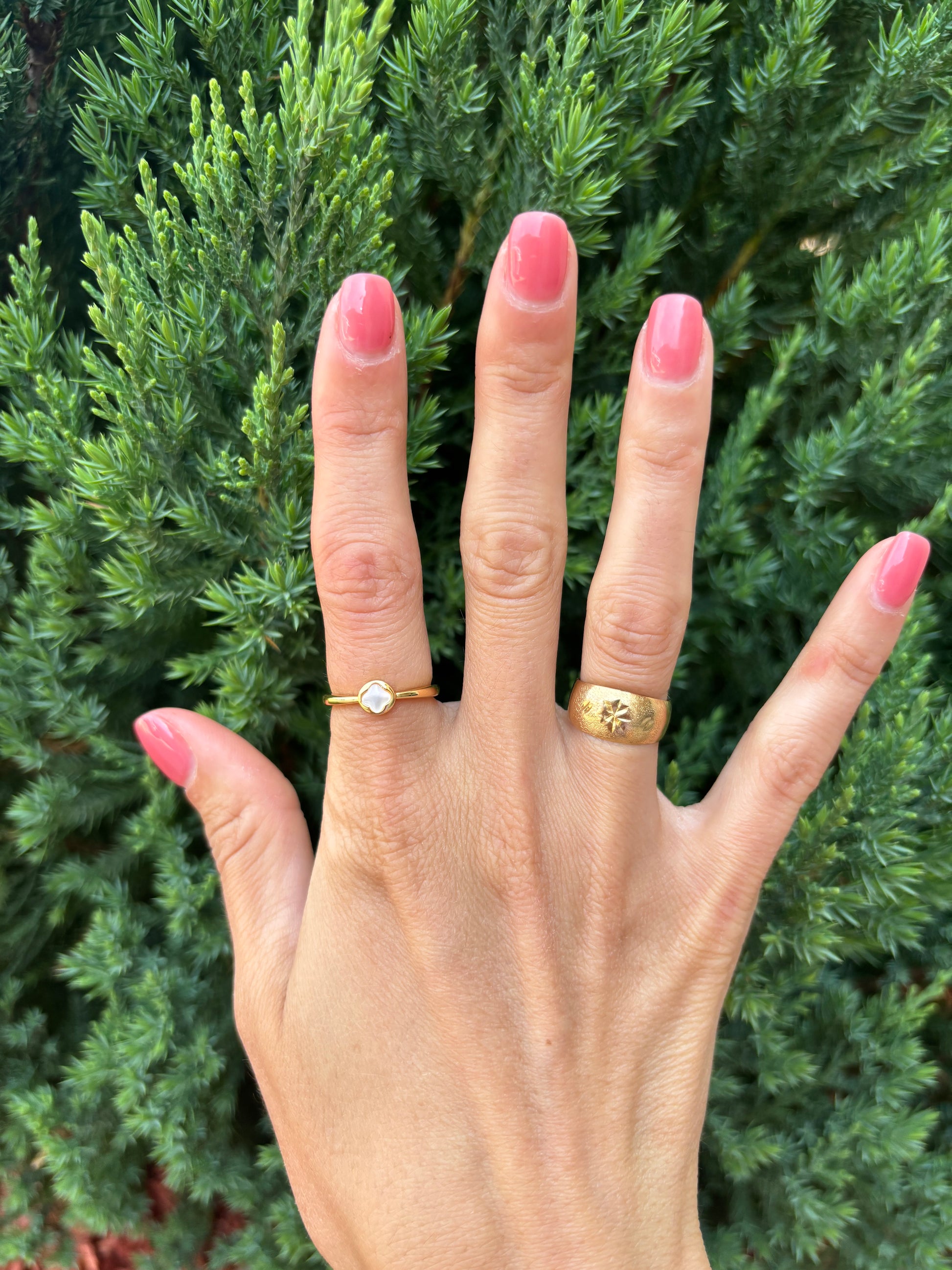 Shell Pearl Clover Bezel Ring